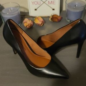 Black heels never worn